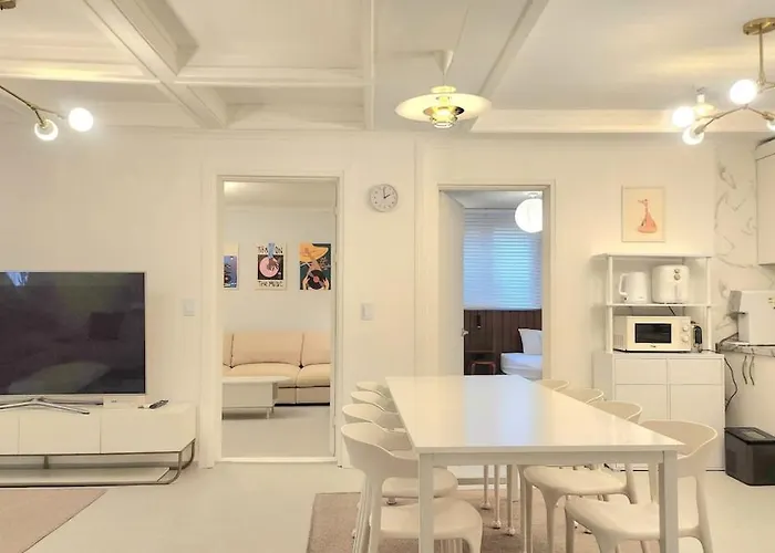 3minute Walk From Sinsa Station Plastic Surgery Skin 4-room Gangnam Station Garosu-gil Coex Family Friends Groups Comfortable 아파트