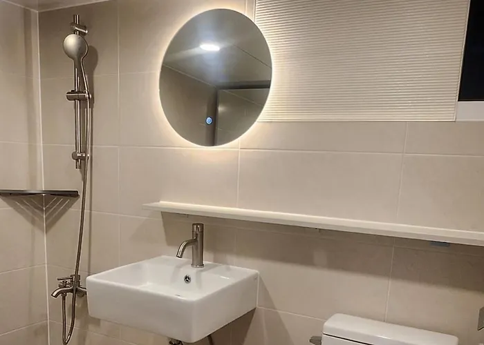 3minute Walk From Sinsa Station Plastic Surgery Skin 4-room Gangnam Station Garosu-gil Coex Family Friends Groups Comfortable