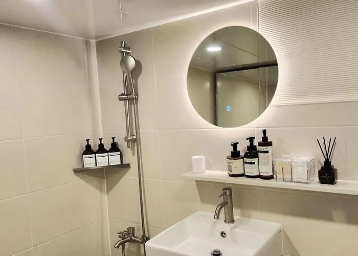 아파트 3minute Walk From Sinsa Station Plastic Surgery Skin 4-room Gangnam Station Garosu-gil Coex Family Friends Groups Comfortable *